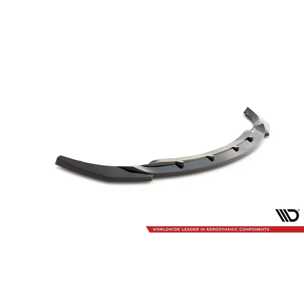 Frontleppe V1 BMW 3 Coupe E46 i sort plast med glanset finish sett skrått ovenfra mot hvit bakgrunn.