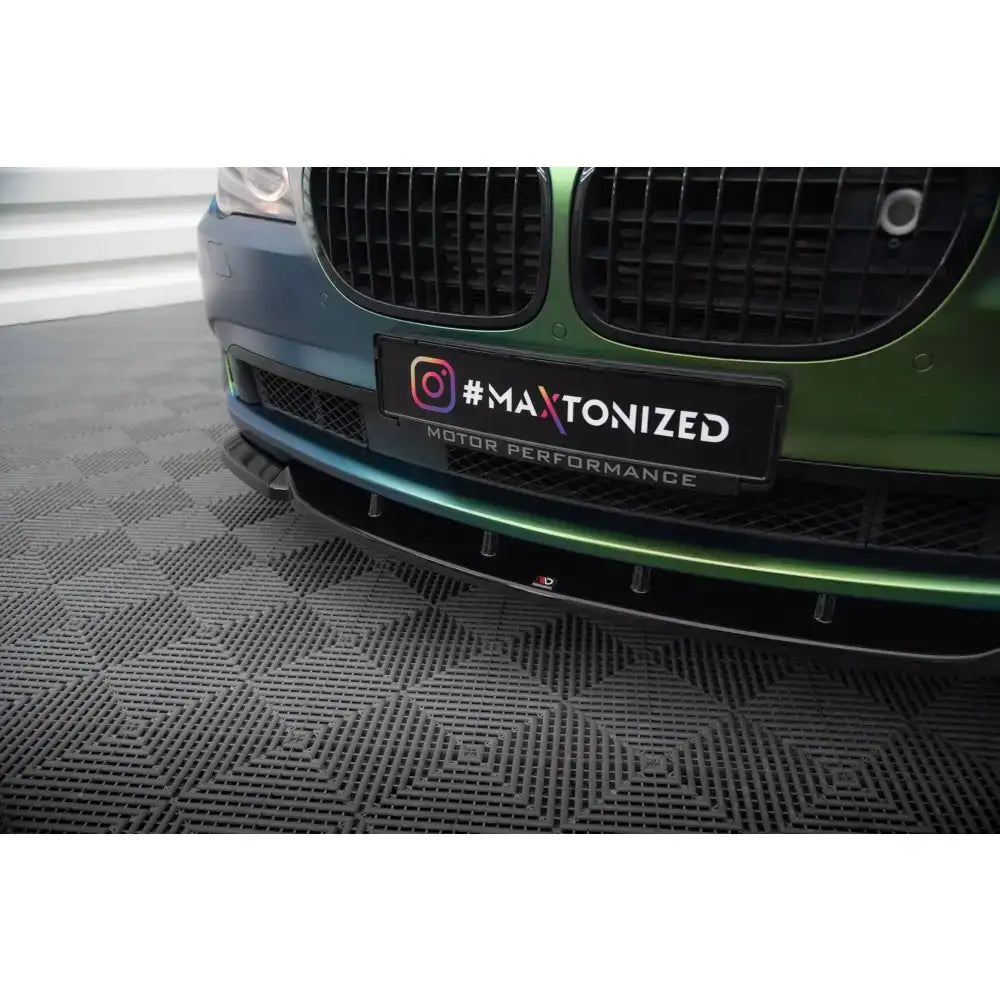 Front lip på BMW 7 F01 med sort frontsplitter under støtfanger, grønn-svart lakk, lav vinkel.