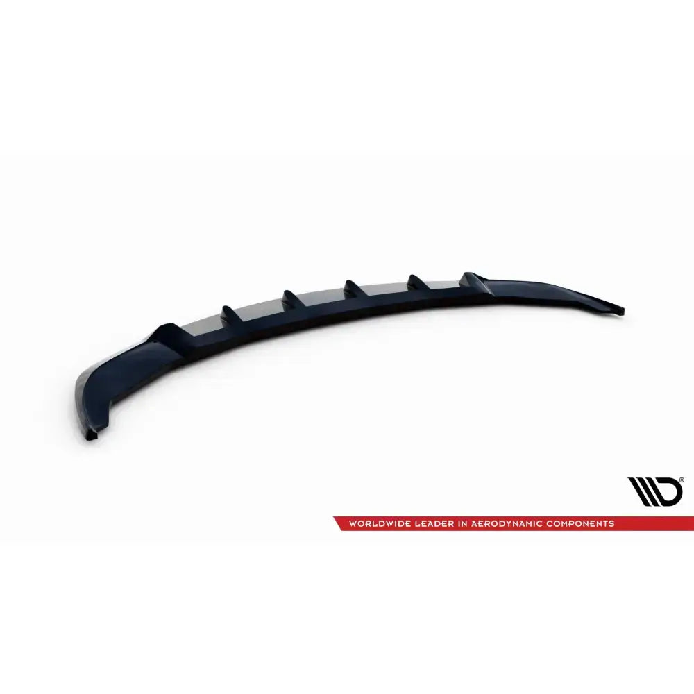 Front splitter til BMW 7 F01, svart plast med glanset overflate og vertikale ribber, sett ovenfra.