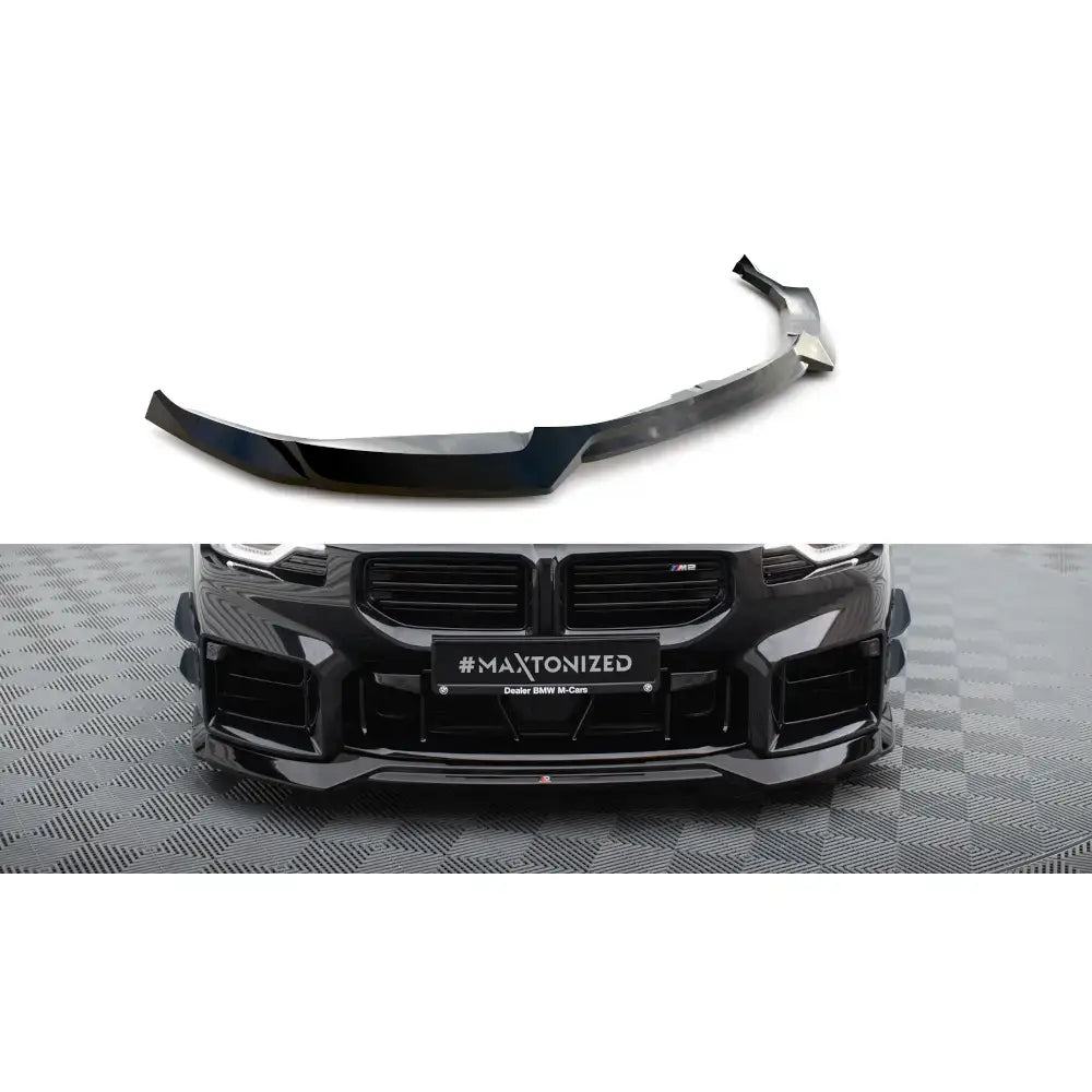 Frontleppe V1 BMW M2 G87 i blank sort plast, vist separat og montert på bilens frontfanger.
