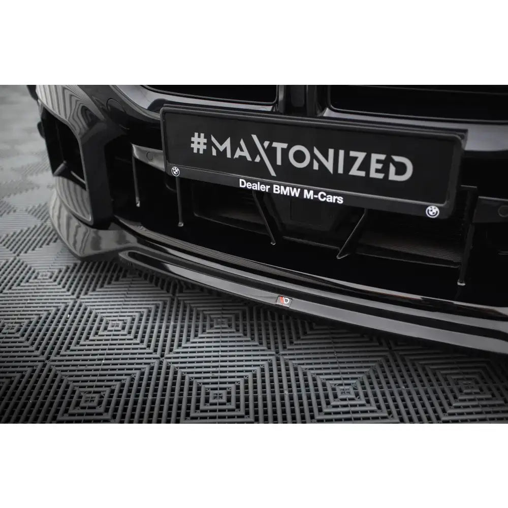Front lip V1 BMW M2 G87 i sort blank finish sett forfra med logo midt på spoileren.