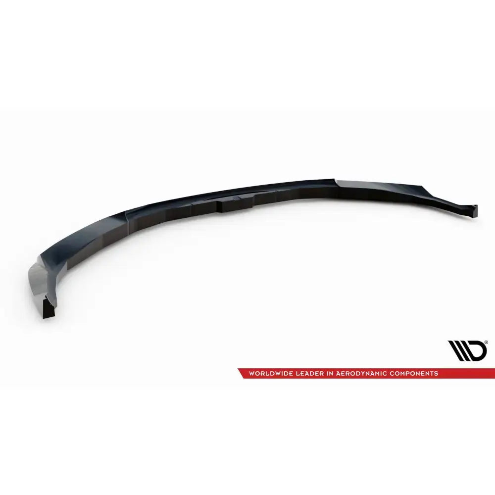 Front splitter V1 BMW M2 G87 i svart plast, sett skrått ovenfra med logo og rød tekst på hvit bakgrunn.