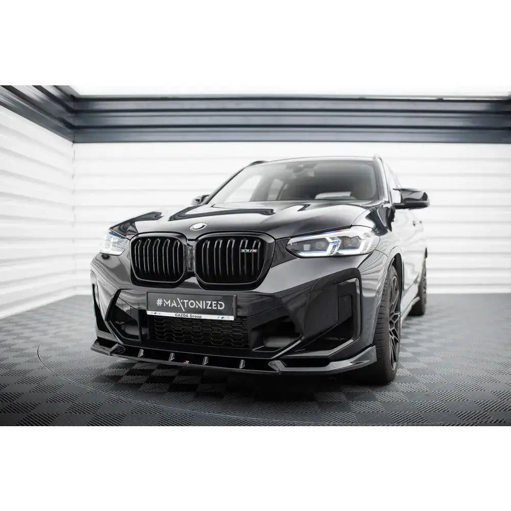 Frontspoiler V1 BMW X3 M F97 Facelift montert på sort bil med store luftinntak og skiltet “MAXTONIZED”.