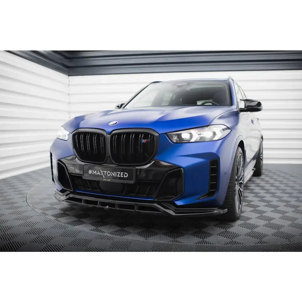 Frontspoiler på blå BMW X5 M-Pack G05 Facelift med sorte detaljer og LED-frontlykter innendørs.