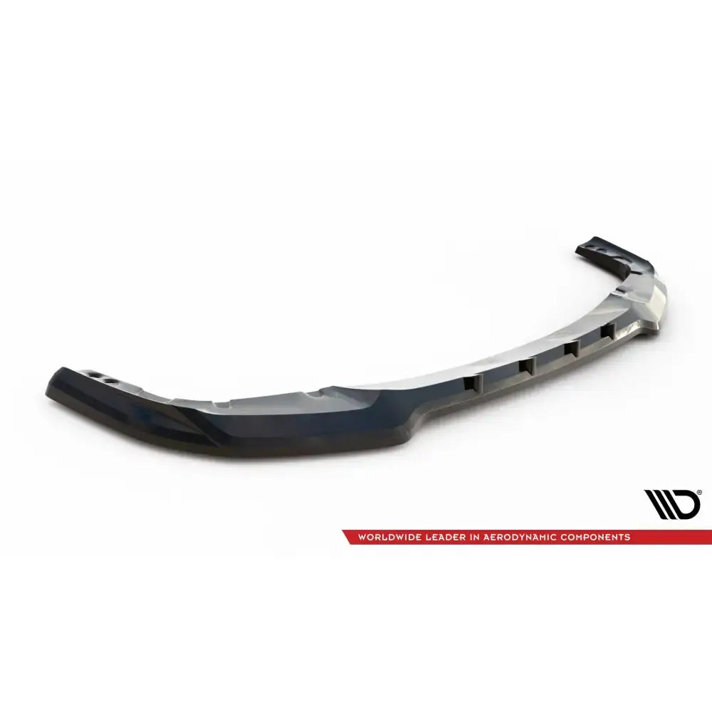 Front splitter til BMW X6 M F96, svart plast med seks åpninger og rød tekststripe på hvit bakgrunn.