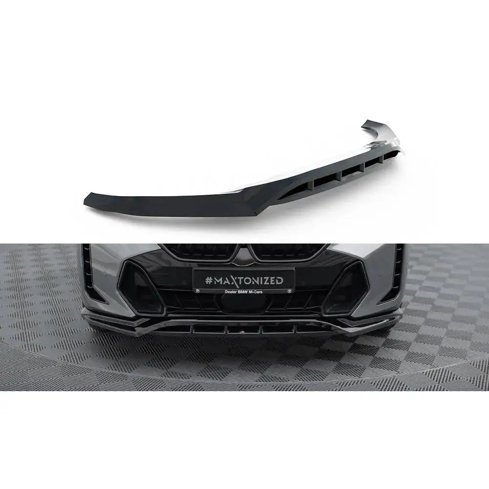 Frontleppe V1 BMW X6 M-Pack G06 Facelift i sort blank plast montert på bilfanger, sett forfra.