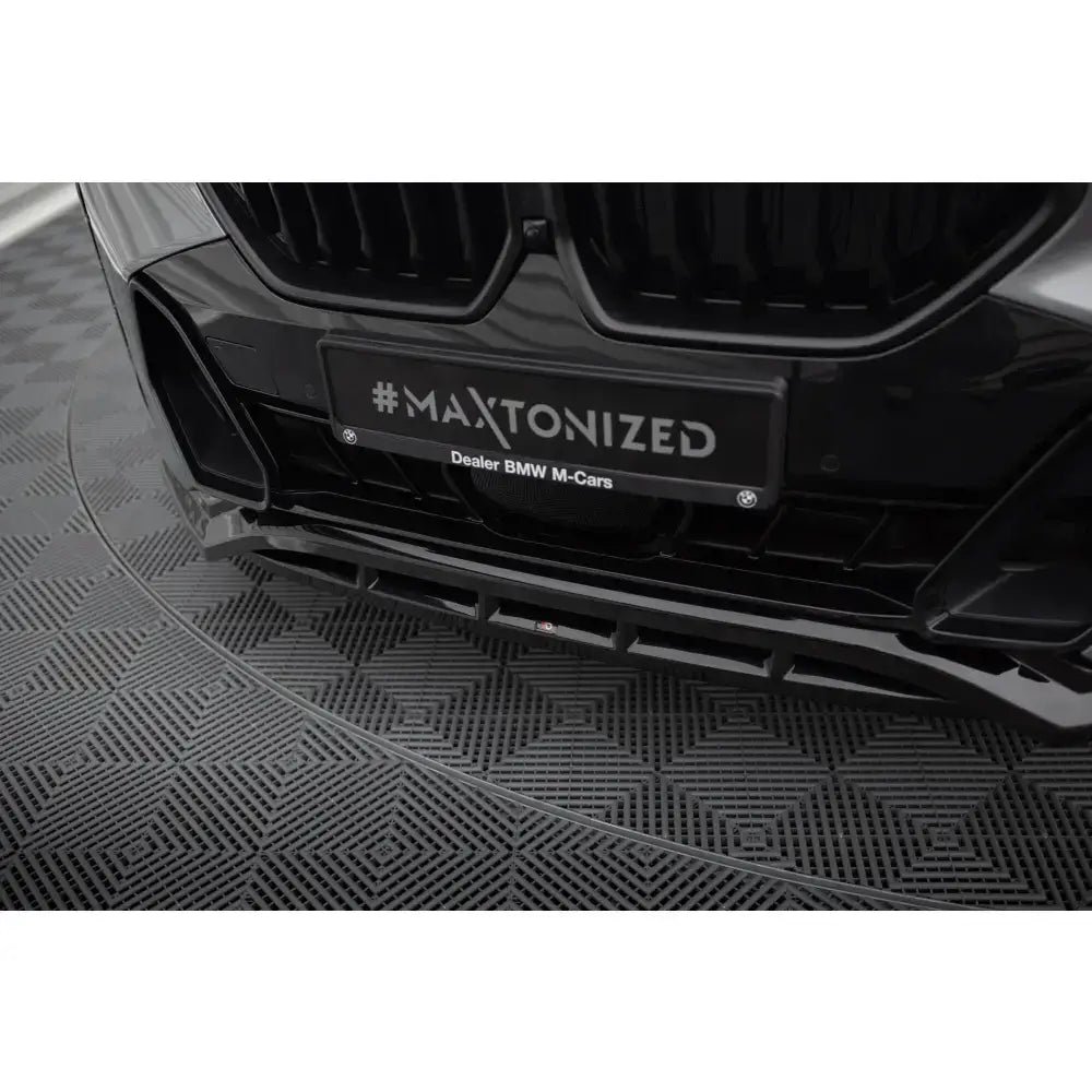 Front lip på sort frontleppe V1 BMW X6 M-Pack G06 Facelift montert på bilfanger, sett nedenfra.
