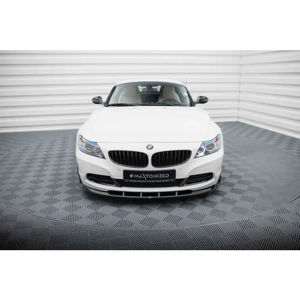 Frontsplitter på BMW Z4 E89, hvit sportsbil sett forfra med åpen grill og markante frontlykter.