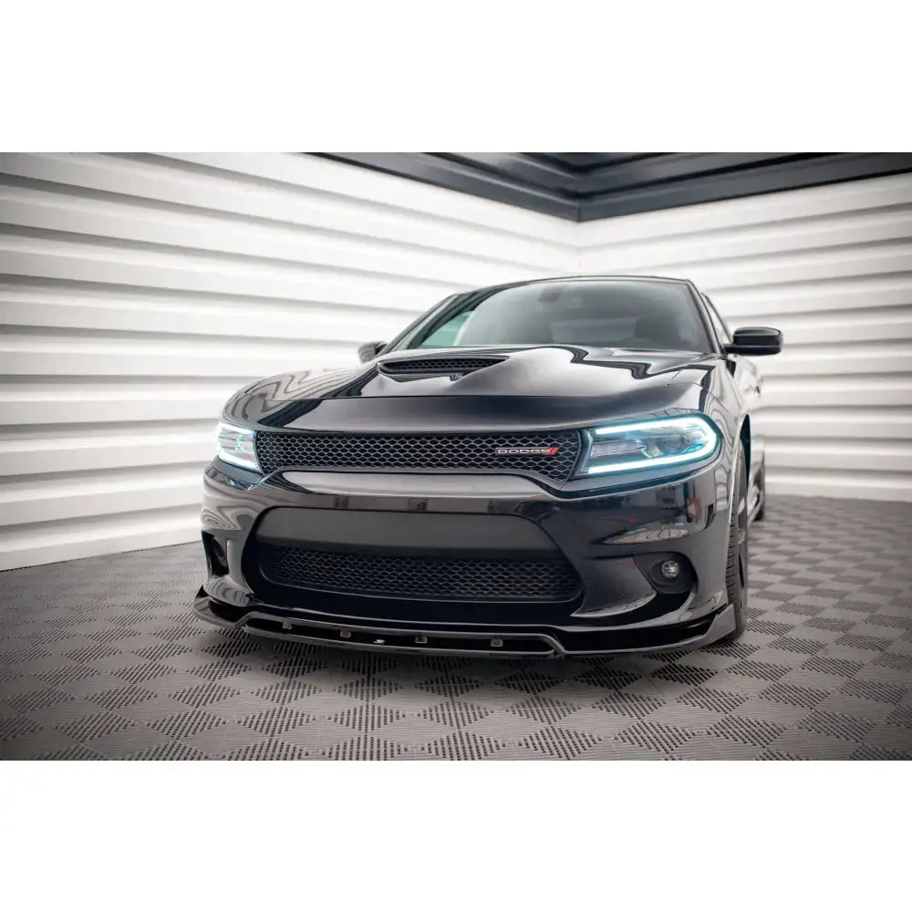 Frontspoiler på Dodge Charger SRT Mk7 Facelift med blå LED-lykter og markante luftinntak.