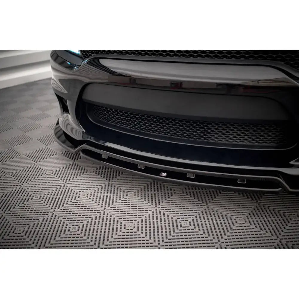 Front lip til Dodge Charger SRT Mk7 Facelift montert på grill, sett forfra med mønstret gulv under.