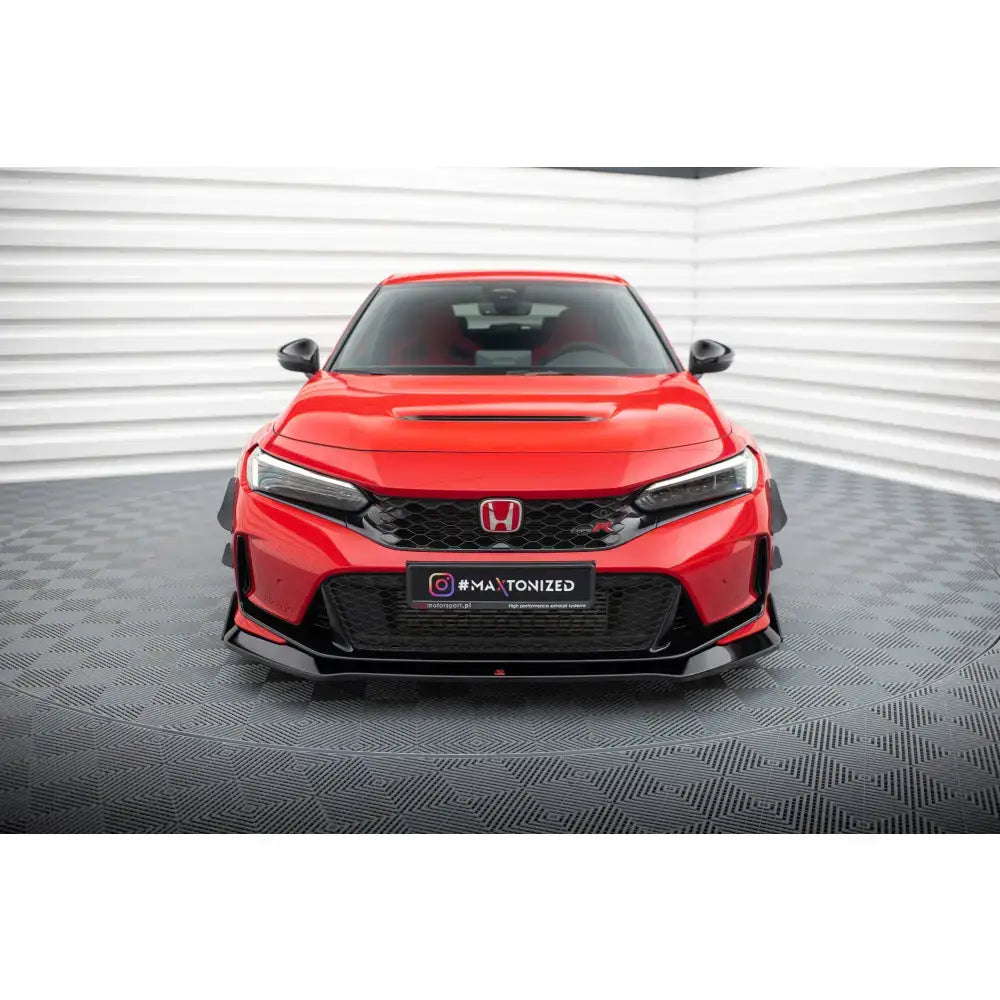 Frontsplitter på Honda Civic Type-R Mk 11 med aerodynamiske flaps, svart grill og panserlufteventil.