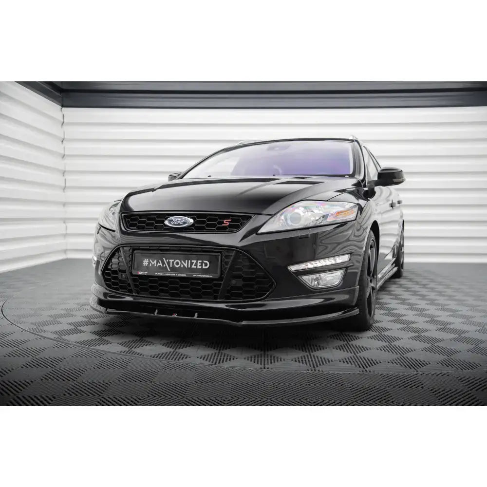 Frontspoiler på Ford Mondeo ST-Line Mk4 Facelift, sett forfra med grill og blank sort finish.
