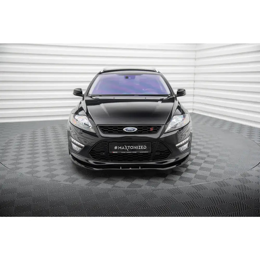 Frontsplitter på Ford Mondeo ST-Line Mk4 Facelift sett rett forfra med sportslig design.