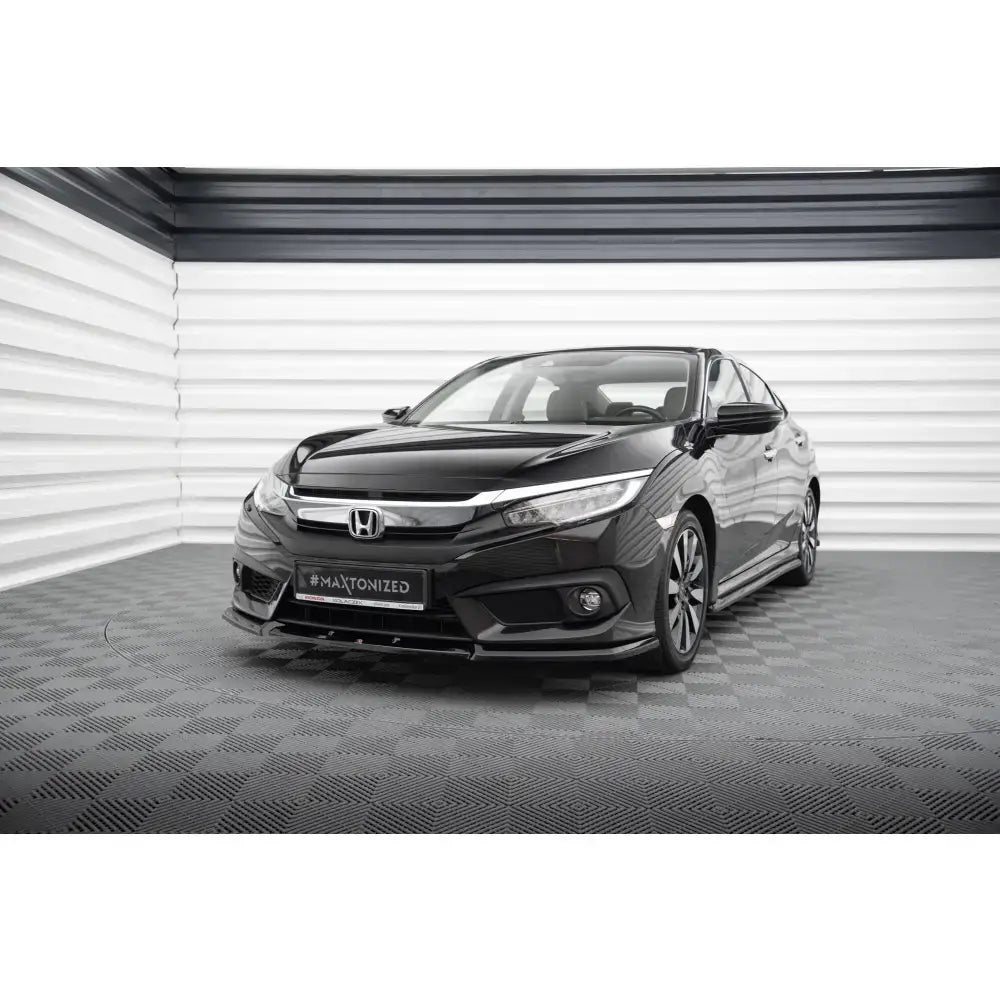 Frontspoiler på Honda Civic Mk10, svart bil med kromdetaljer og LED-frontlykter i lyst studio.
