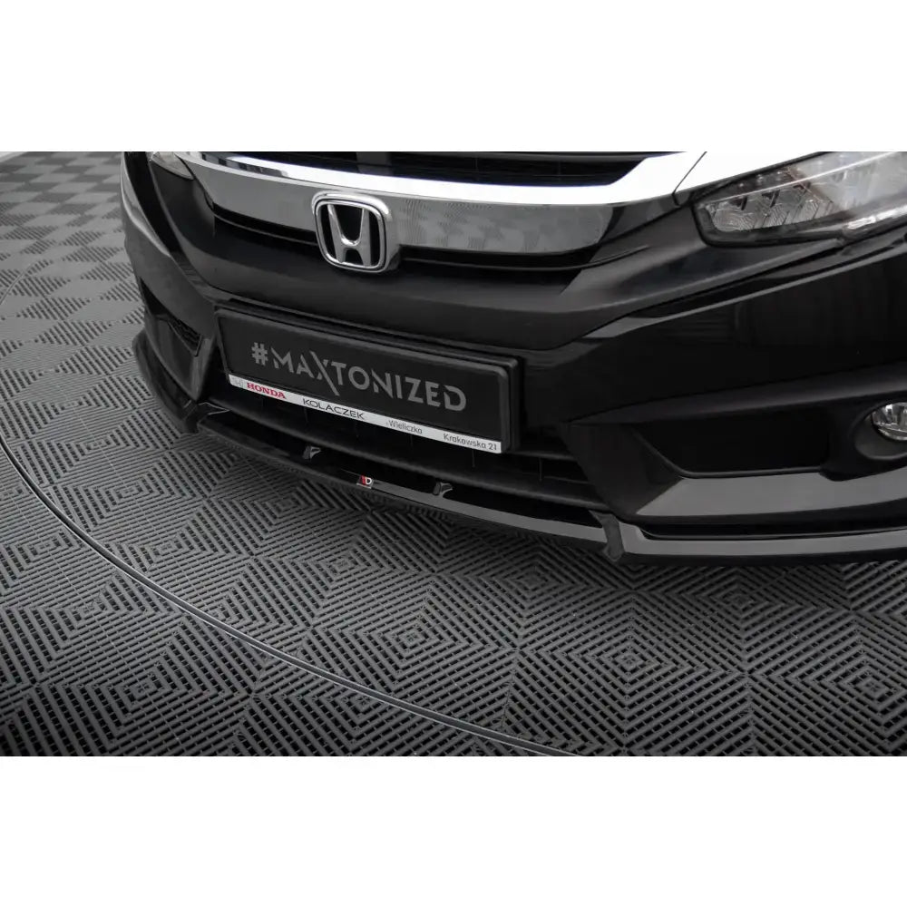 Front lip på Honda Civic Mk10 med blank svart frontleppe sett forfra i skrå vinkel.