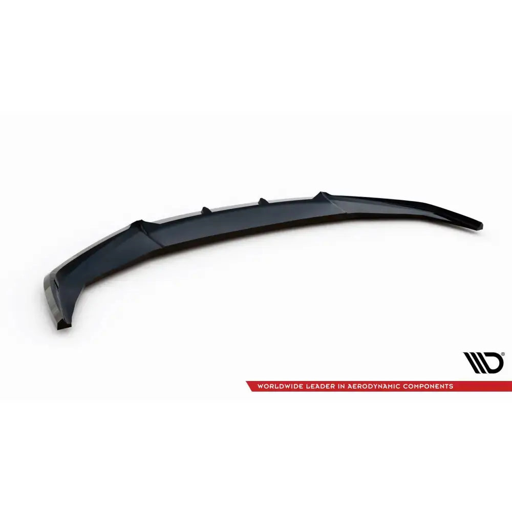 Front splitter V1 Honda Civic Mk10 i svart plast med markerte forsterkninger, avbildet skrått mot hvit bakgrunn.