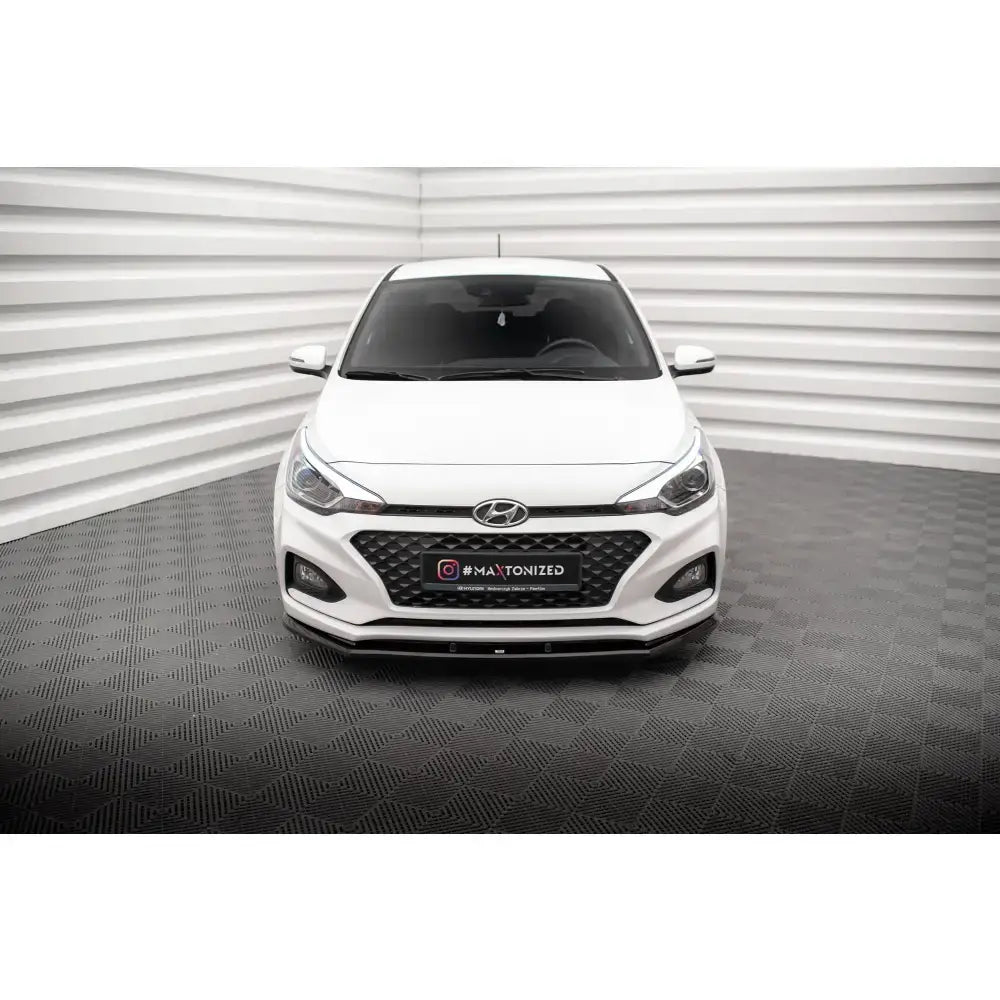 Frontsplitter på hvit Hyundai I20 Mk2 Facelift sett forfra med mørke detaljer på grill og frontleppe.