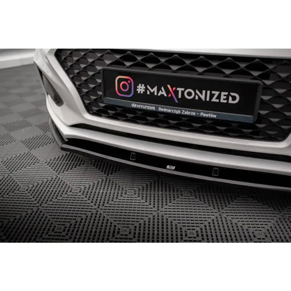 Front lip på Hyundai I20 Mk2 Facelift med sort splitter og diamantmønstret grill, lav vinkel.