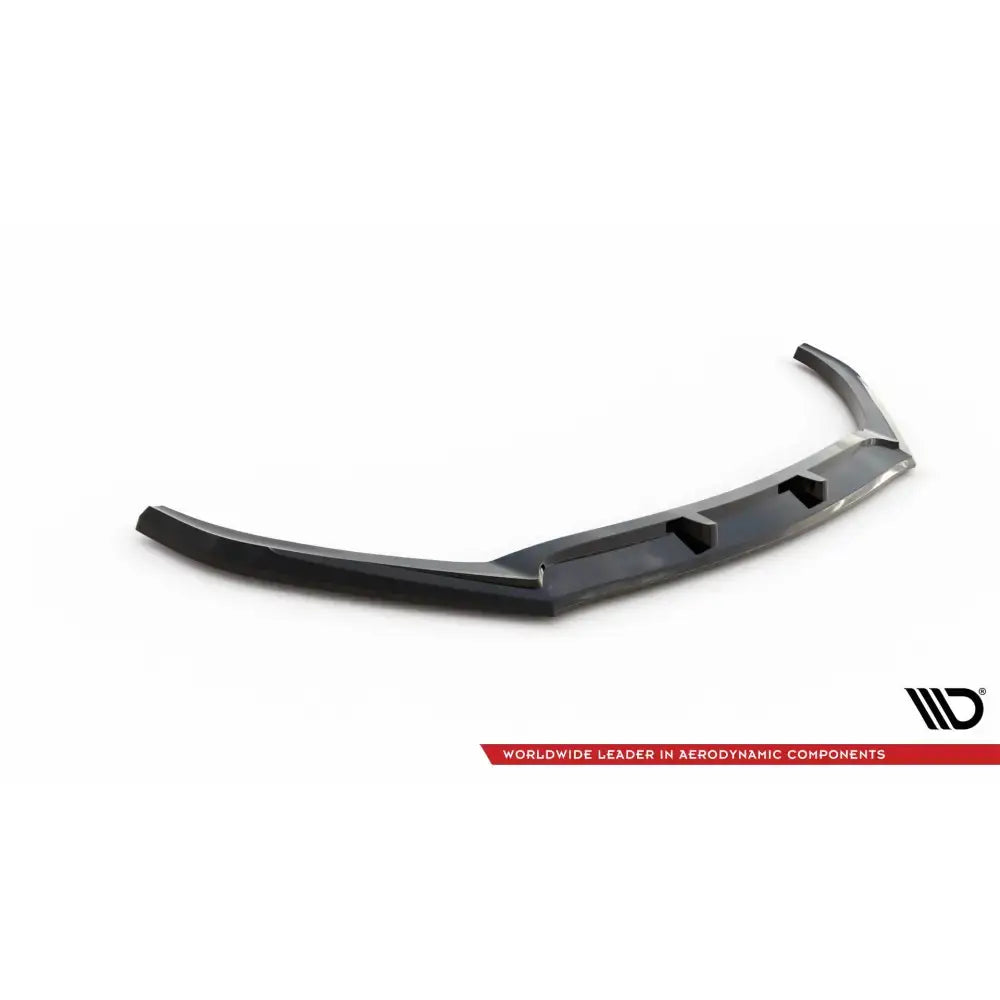 Front splitter til Hyundai I20 Mk2 Facelift med vinklet design og tre utsparinger, sett fra skrå vinkel.