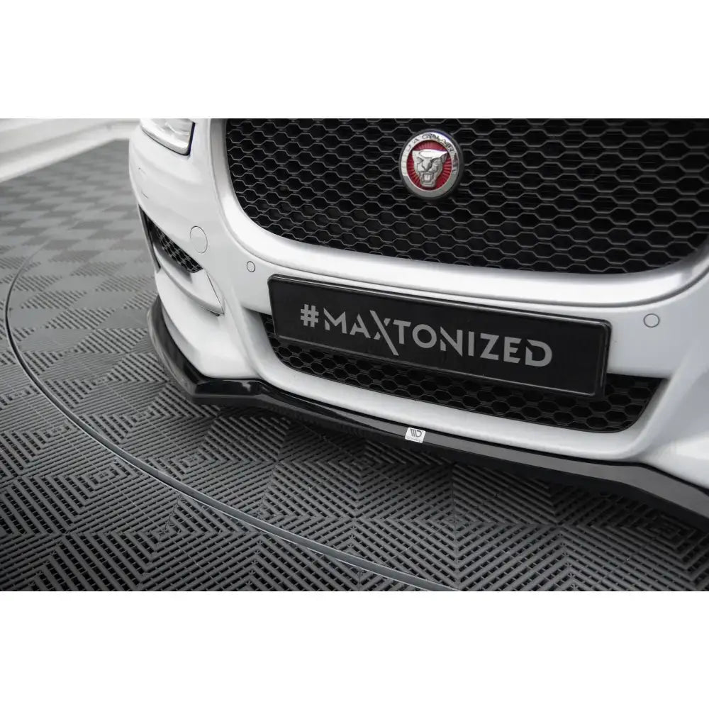 Front lip på Jaguar XE R-Sport X760 med sort grill, emblem og svart spoiler mot hvit lakk.