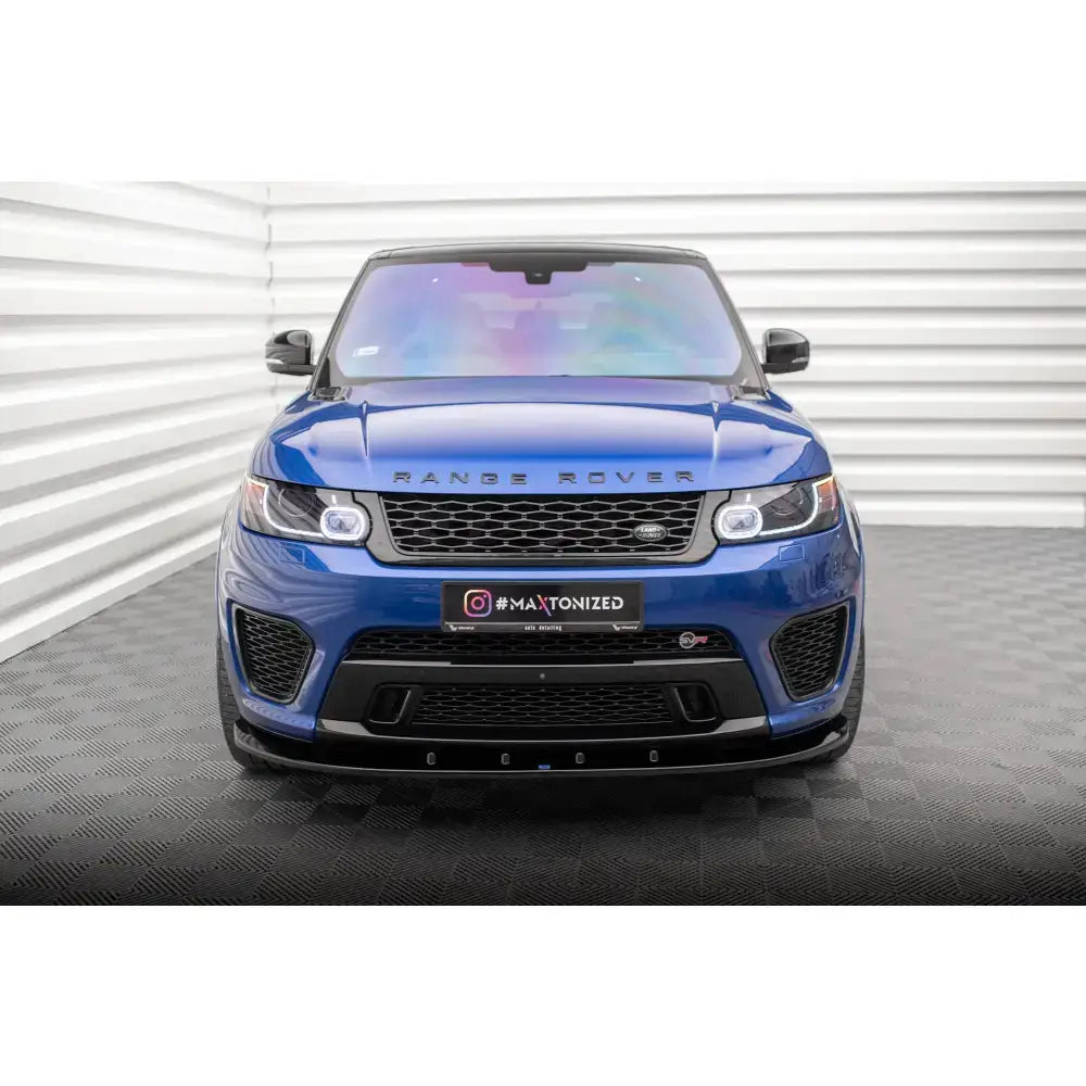 Frontsplitter på blå Land Rover Range Rover Sport SVR Mk2 med sort grill og sportslig frontspoiler.