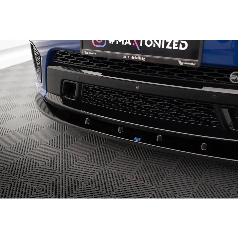 Front lip på svart frontsplitter til Range Rover Sport SVR Mk2, nærbilde mot mønstret gulv.