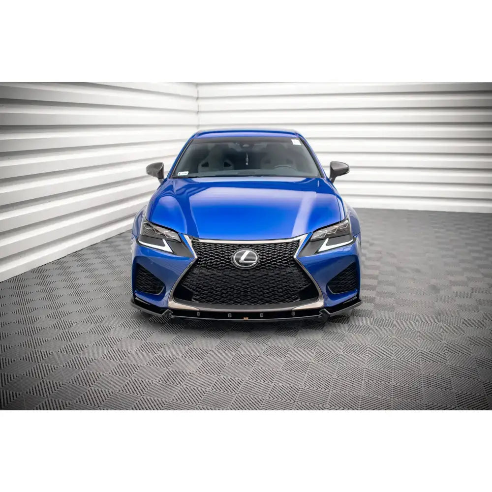Frontsplitter på Lexus GS F Mk4 Facelift, blå bil med sort grill og kromdetaljer sett forfra.