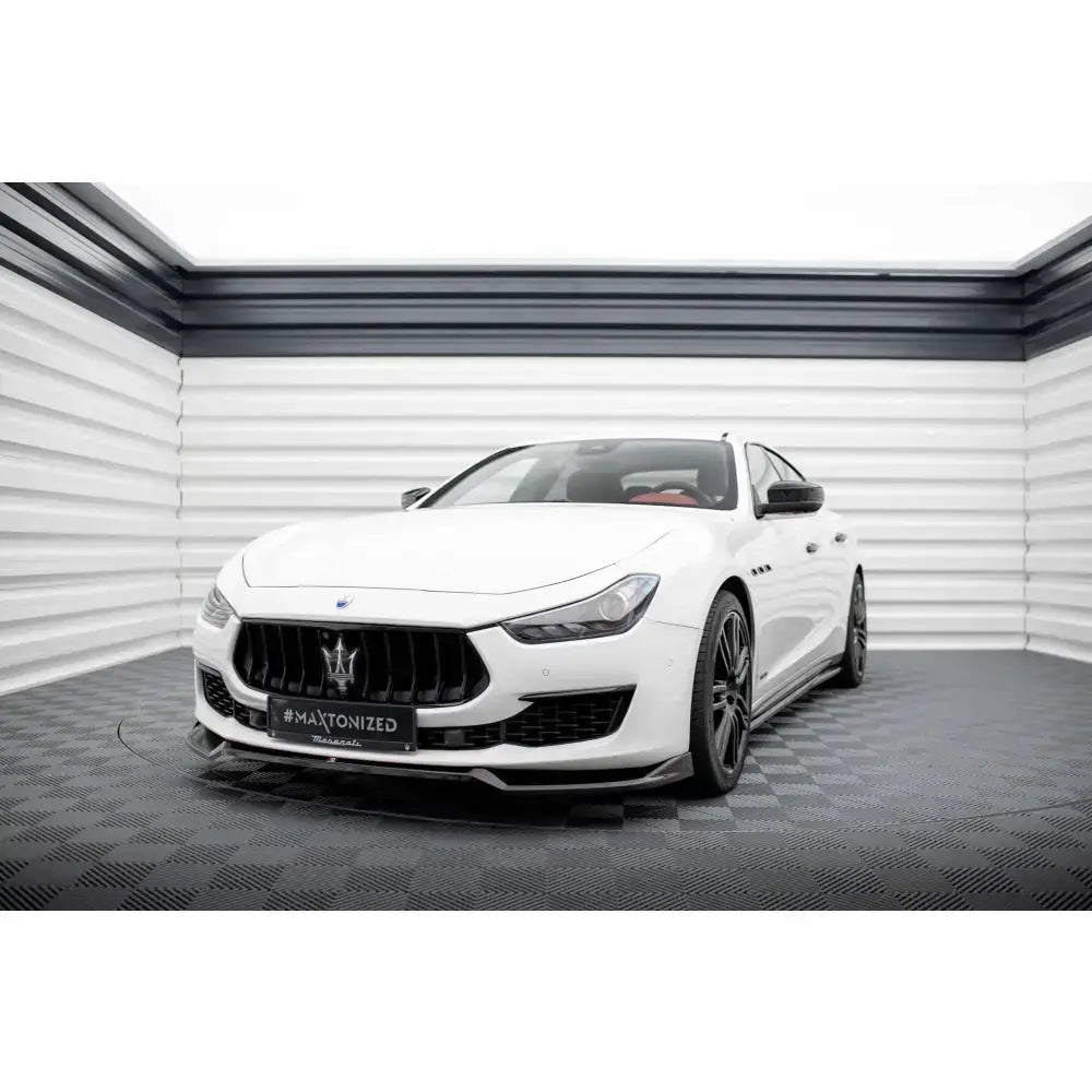Frontspoiler på Maserati Ghibli Mk3 Facelift hvit sportsedan i lyst showroom.