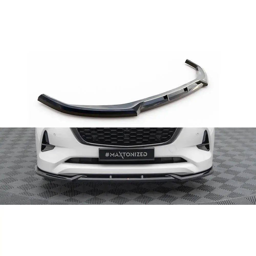 Frontleppe V1 Mazda CX-60 Mk1 i sort plast, montert på hvit bil, sett forfra med glinsende finish.