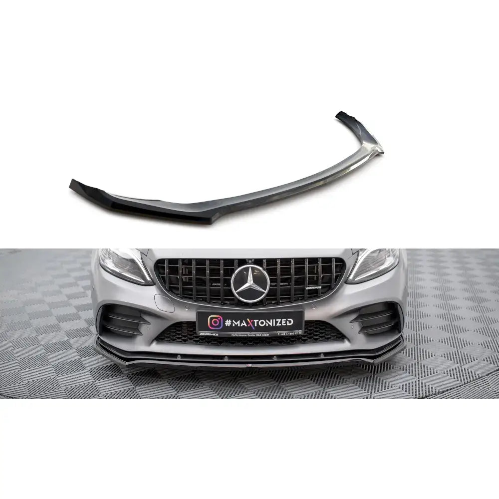 Frontleppe V1 til Mercedes-AMG C43 Coupe/Sedan, svart plast montert på sølv bil, sett forfra.