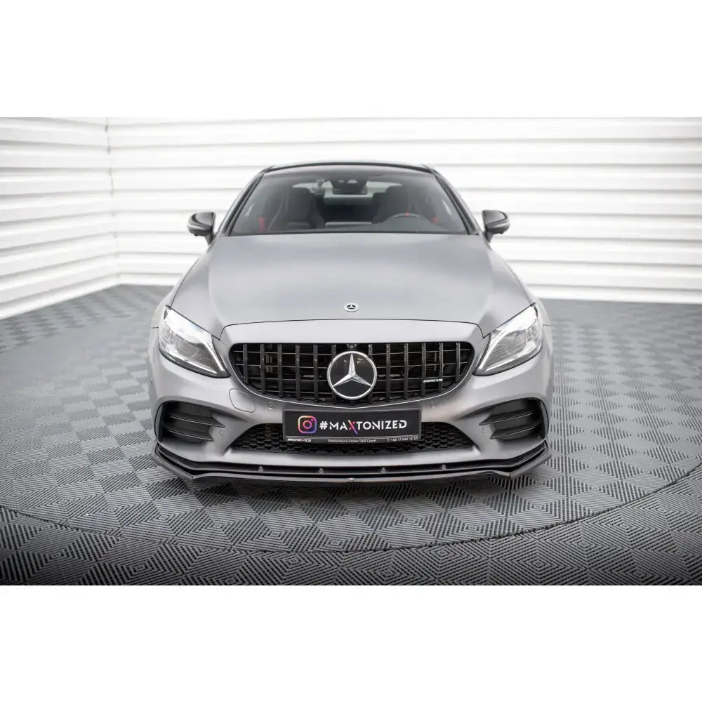 Frontsplitter på Mercedes-AMG C43 Coupe med sort grill og sportslig frontfanger, sett rett forfra.