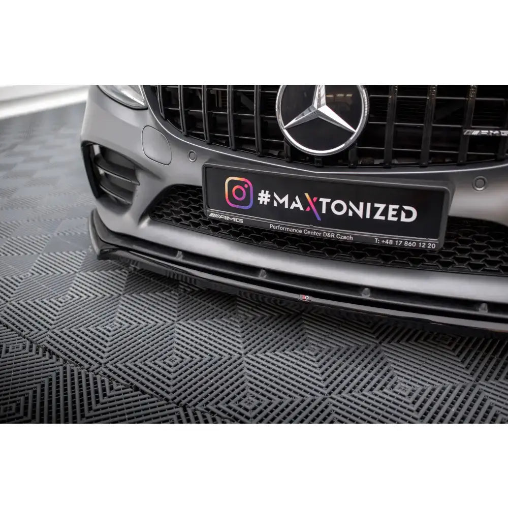 Front lip på Mercedes-AMG C43 Coupe med blank svart frontsplitter og matt grå lakk.