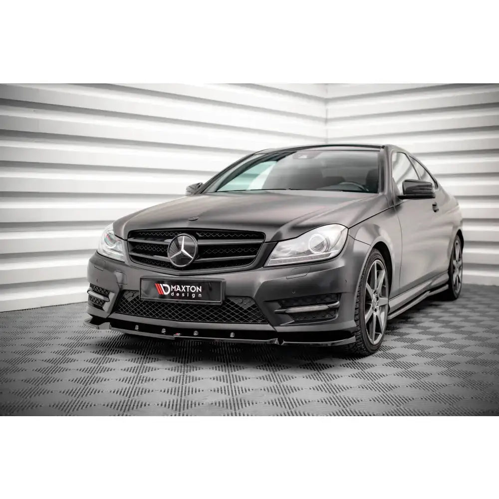 Frontsplitter på matt grå Mercedes-Benz C Coupe AMG-Line med sorte detaljer og aluminiumsfelger.