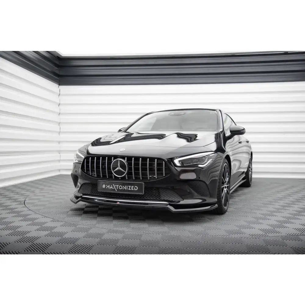 Frontspoiler på Mercedes-Benz CLA C118 sett forfra med blank sort grill og sportslige detaljer.