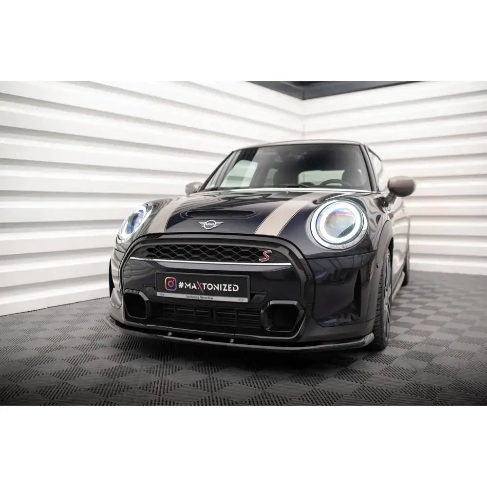 Frontspoiler på Mini Cooper S F56 Facelift, sort bil med markerte frontlykter og sportslige detaljer.