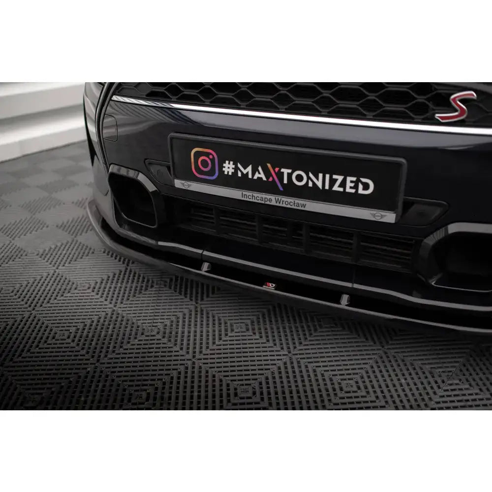 Front lip på Mini Cooper S F56 Facelift med glanset svart finish og sporty grill, sett forfra og nedenfra.