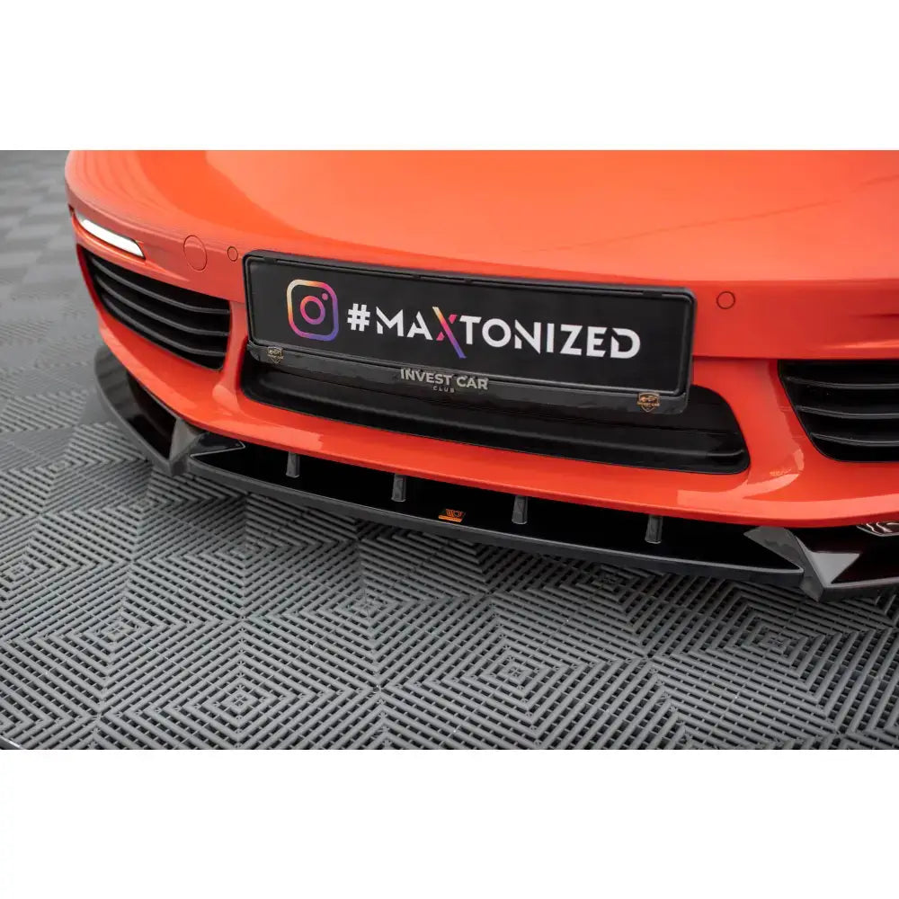 Front lip på Porsche 718 Cayman 982c viser sort glanset frontsplitter og detaljer rundt nummerskiltet.