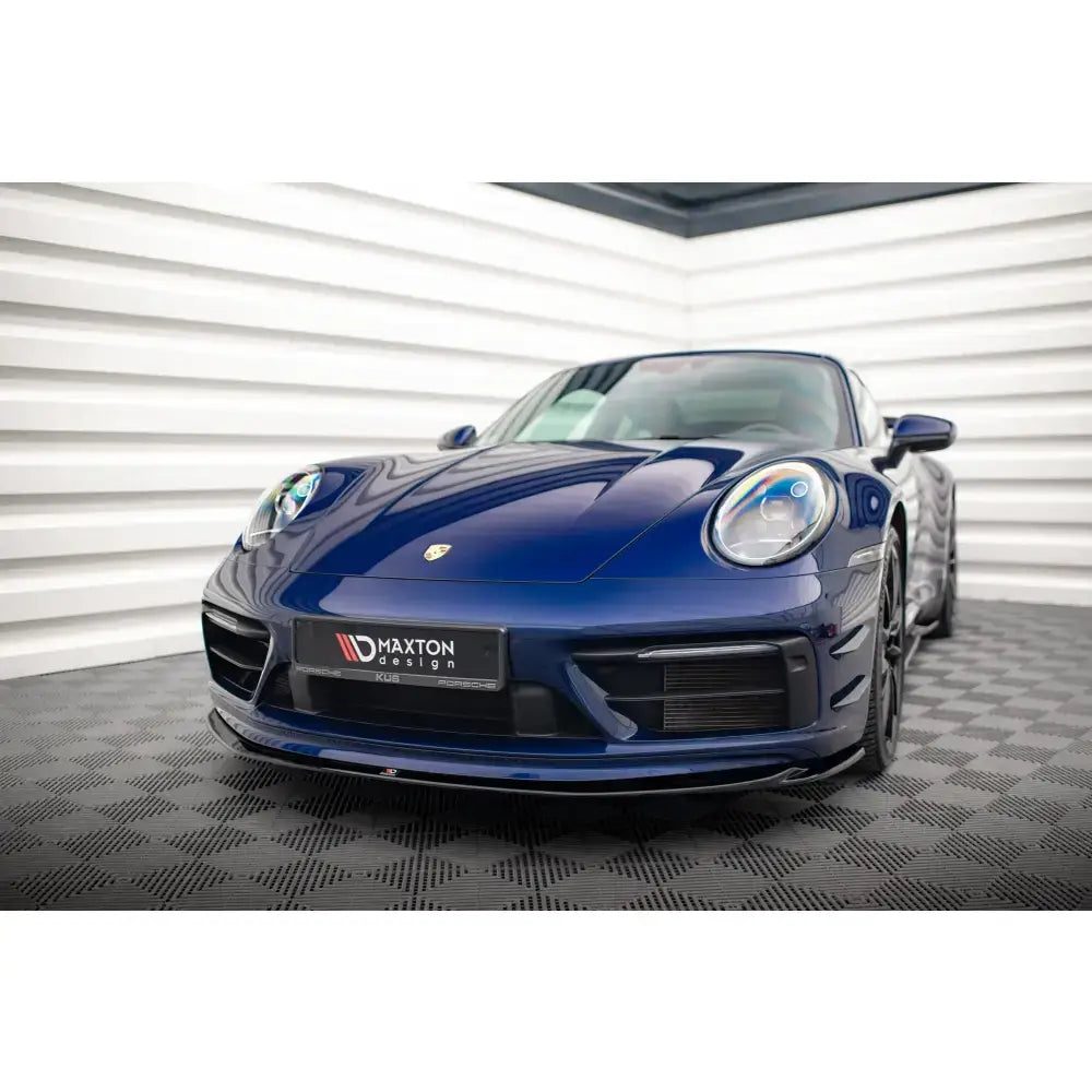 Front lip på Porsche 911 Carrera Aero 992, mørkeblå bil med aerodynamisk front og markante lykter.