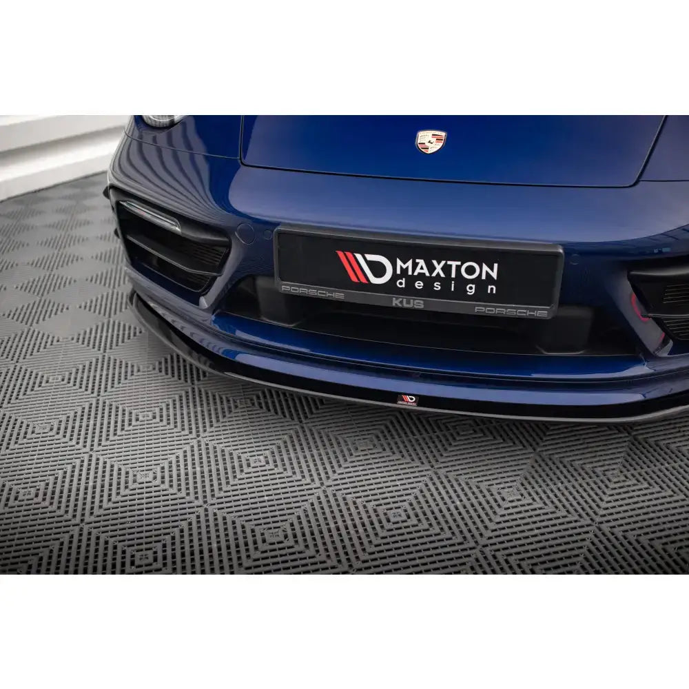 Front splitter på Porsche 911 Carrera 992 med svart frontspoiler og Maxton Design-logo, sett ovenfra.