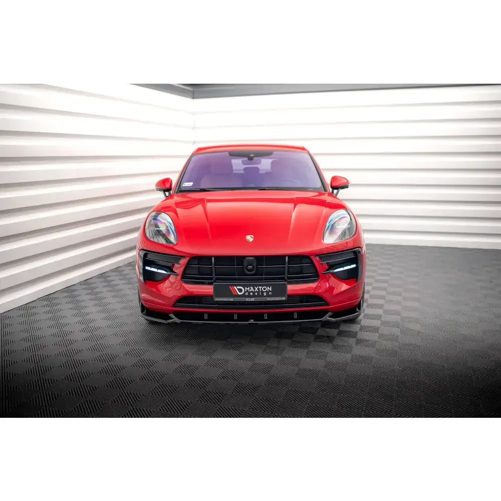 Frontspoiler på rød Porsche Macan Mk1 Facelift med synlig Maxton Design-logo i lyst rom.