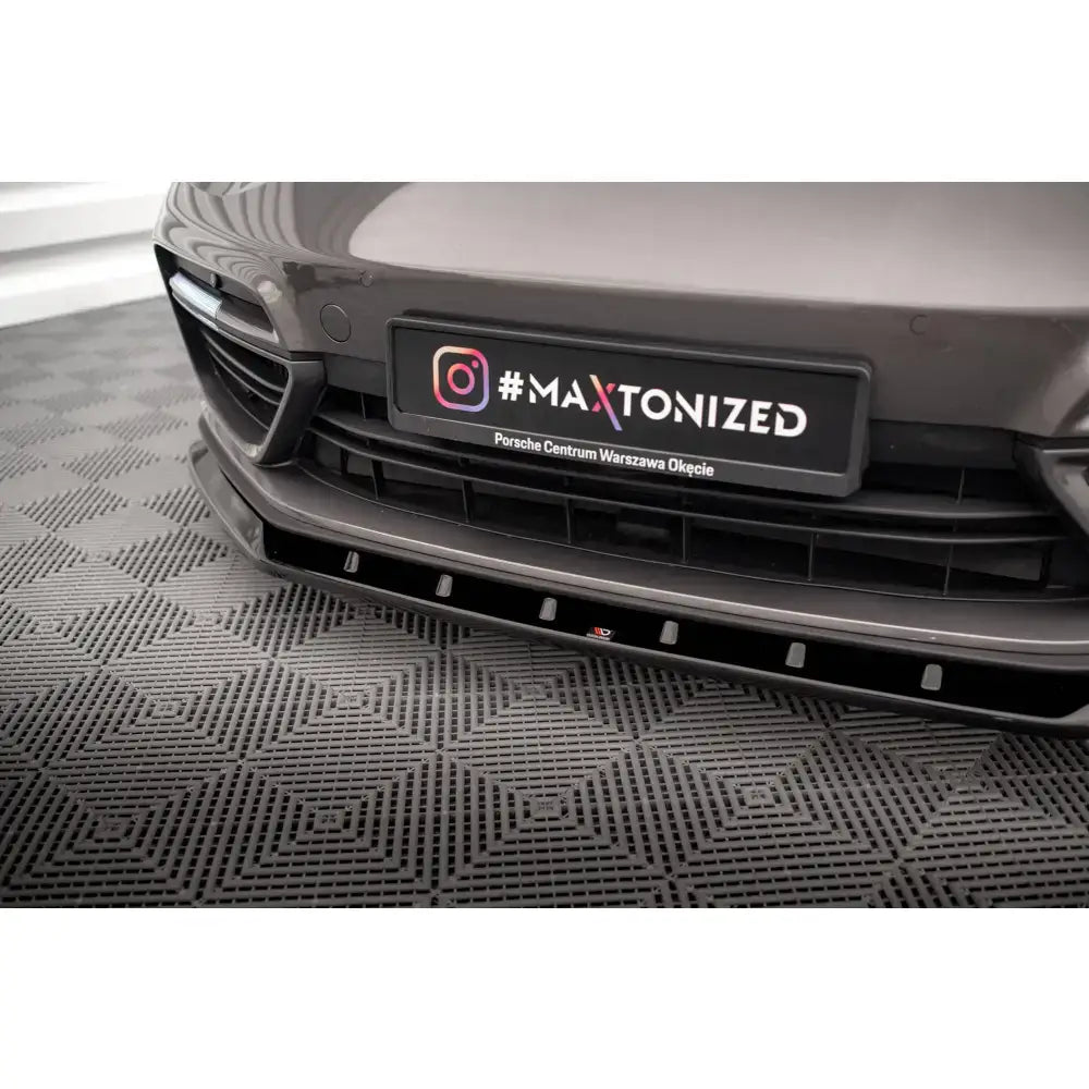 Front lip på Porsche Panamera E-Hybrid 971 med markerte luftinntak og sort skiltplate.