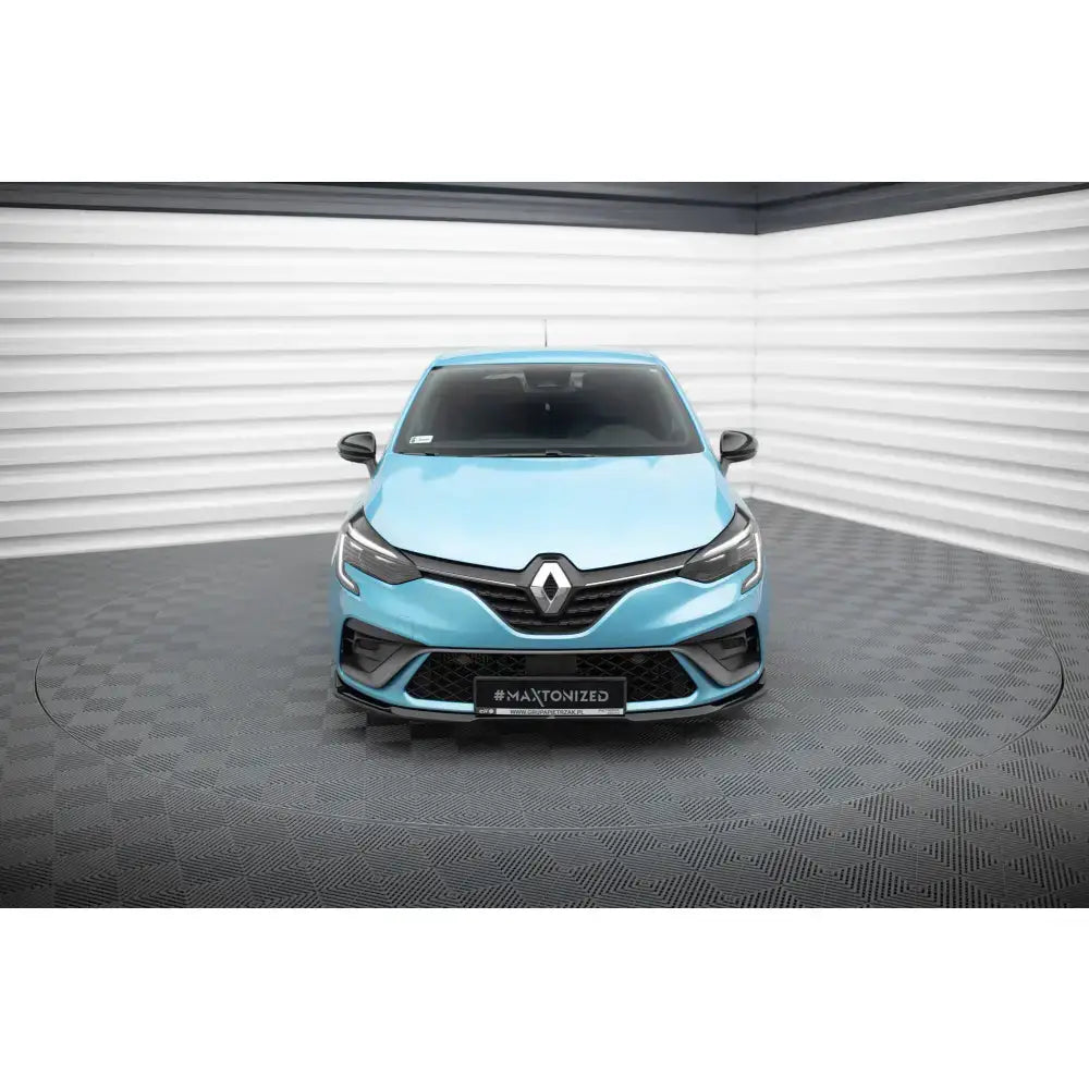 Frontspoiler på Renault Clio RS Line Mk5, lys blå bil sett forfra med svart grill og frontlykter.