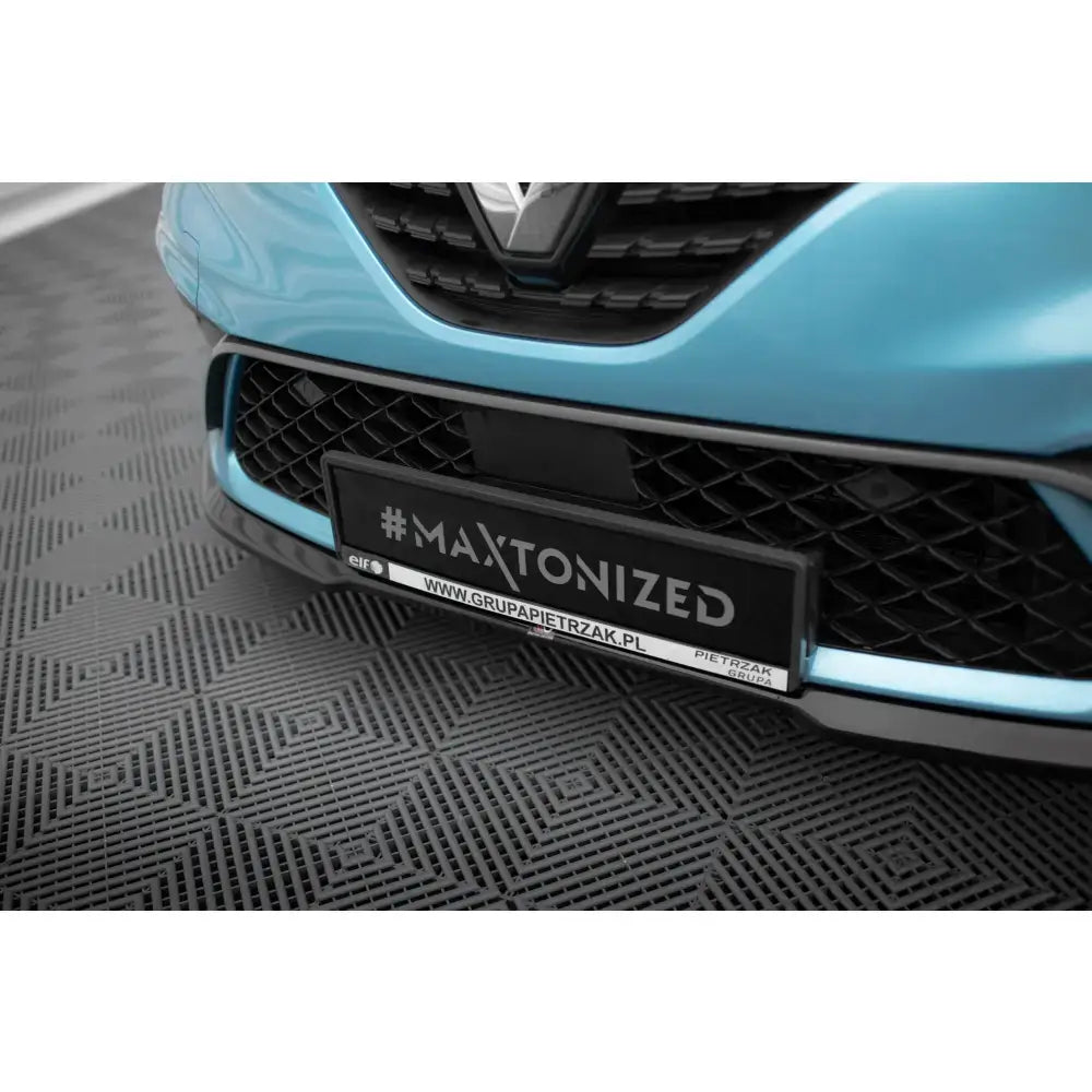 Front lip på Renault Clio RS Line Mk5, nærbilde av lyseblå bil med sort grill og skilt.