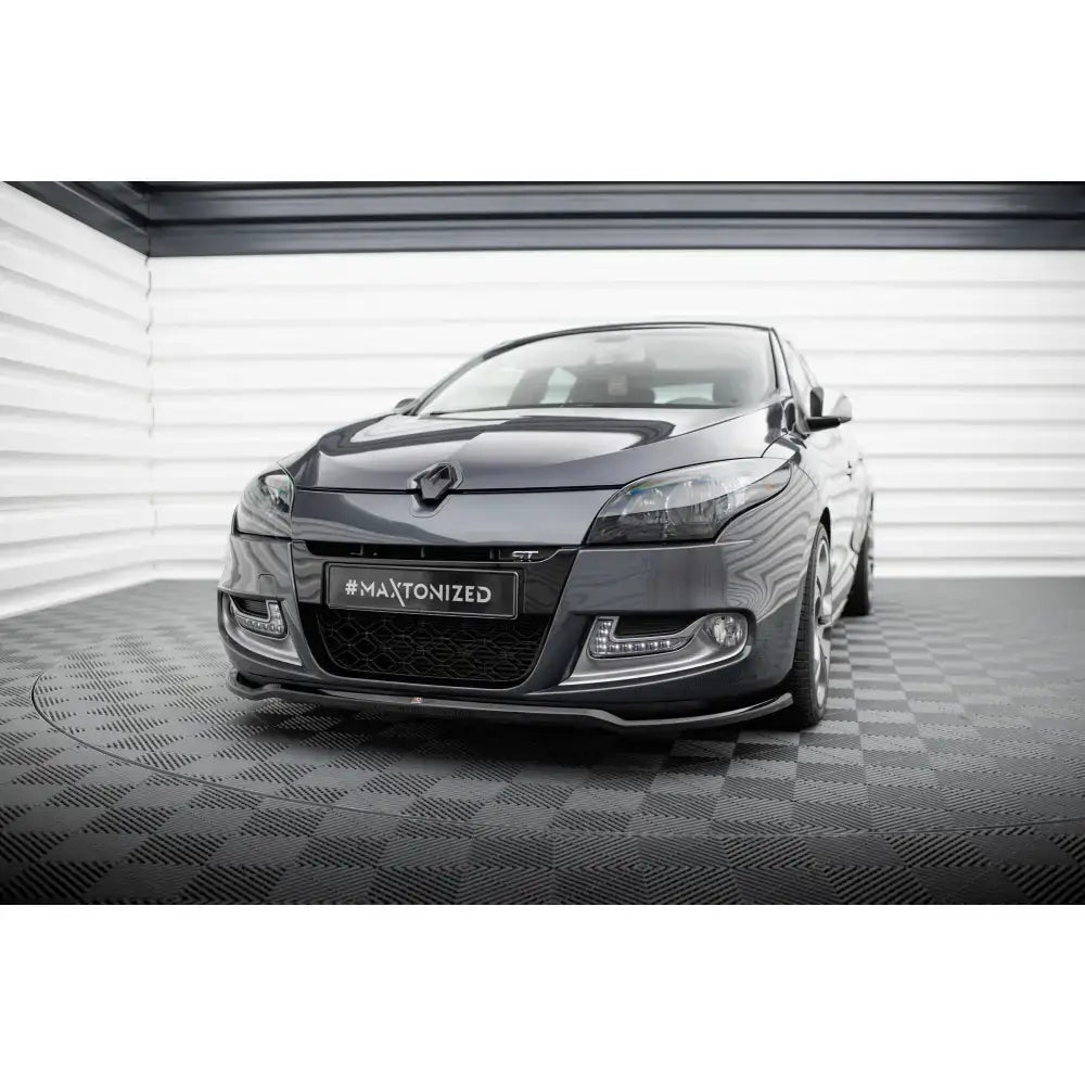 Frontsplitter på Renault Megane GT Mk3 Facelift med markant spoiler og sportslig front i lyst rom.