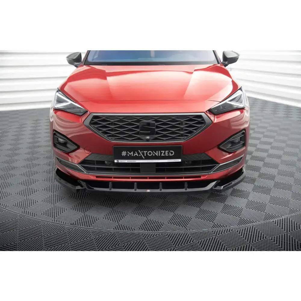 Front lip på Seat Tarraco FR Mk1, vist rett forfra med sort spoiler og moderne LED-lykter.
