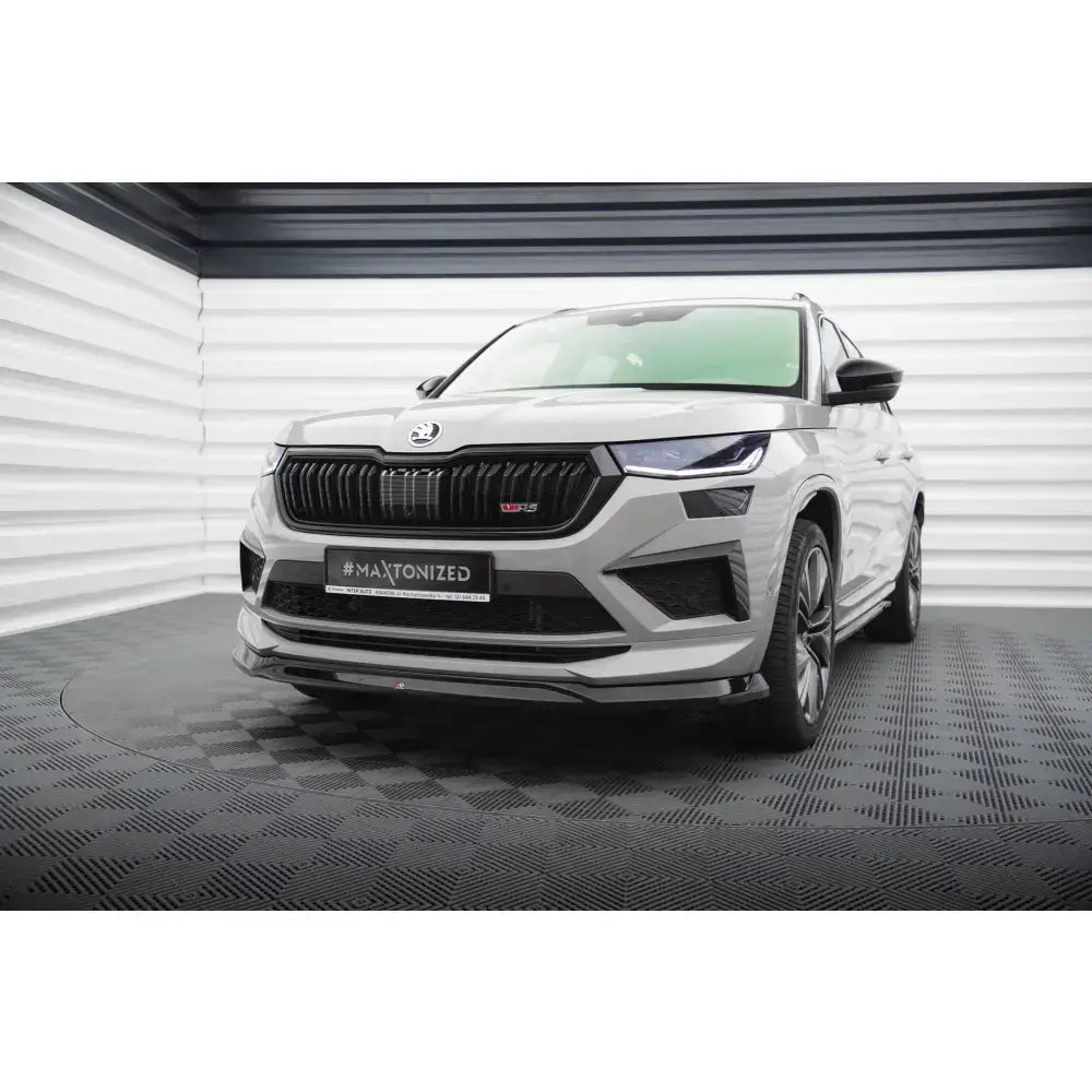 Frontsplitter på Skoda Kodiaq RS Mk1 Facelift med svart grill og sportslige detaljer sett forfra.
