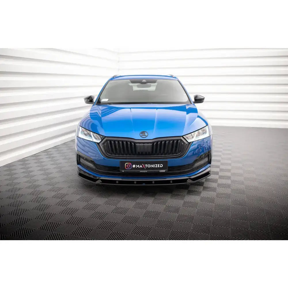 Frontsplitter på Skoda Octavia Sportline Mk4, blå bil sett forfra med sort grill og ekstra leppe.