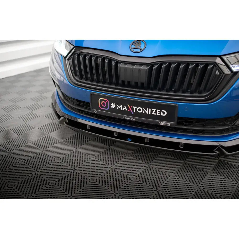 Front lip på Skoda Octavia Sportline Mk4, nærbilde av blå bil med svart grill og sportslig frontsplitter.