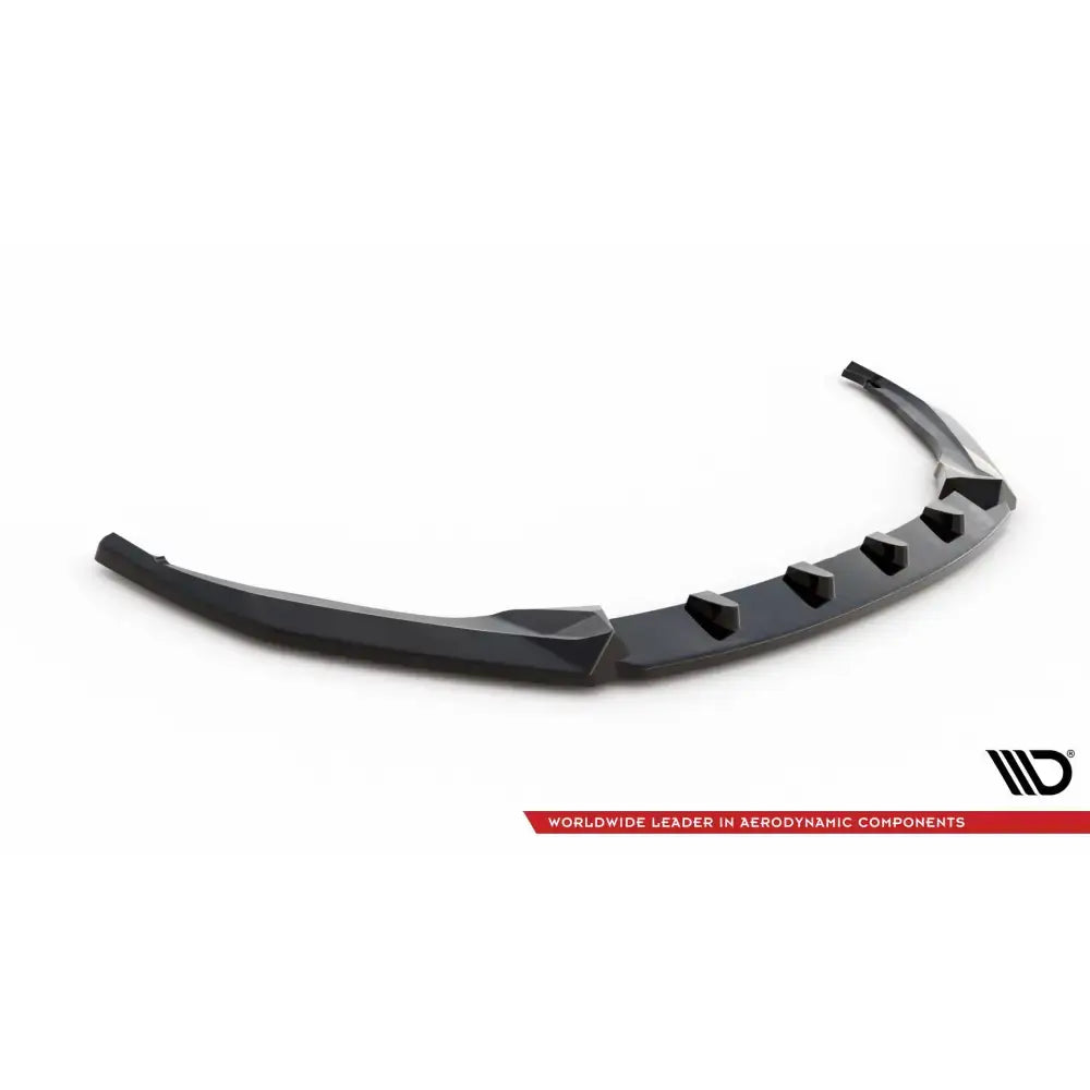 Front splitter til Skoda Octavia Sportline Mk4 med markante vinger og blank svart finish mot hvit bakgrunn.