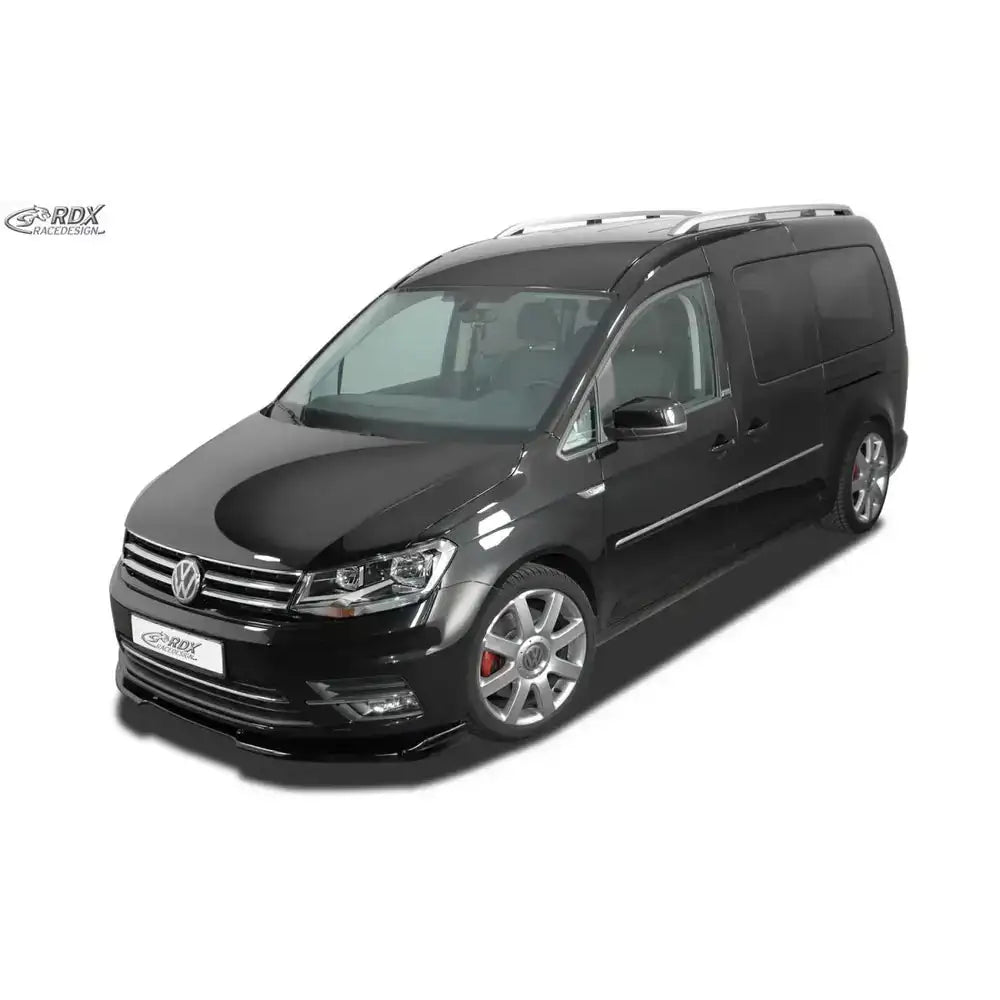 Frontspoiler på sort Volkswagen Caddy 2K 15-20 med sølvfelger, mørke ruter og takrails.